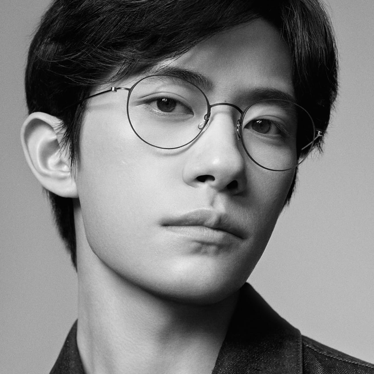 ผู้ชายกำลังสวมใส่แว่น Lindberg